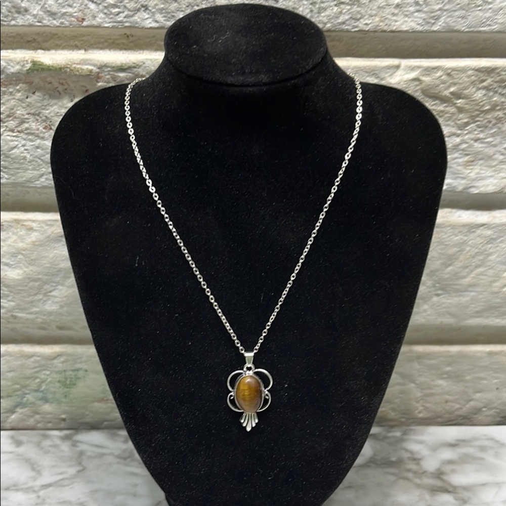 HANDMADE TIGERS EYE SILVER PENDANT WITH 925 SILVER CHAIN
NWT - Picture 3 of 9